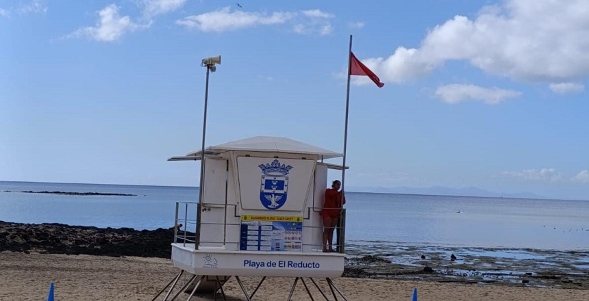 Imagen de la bandera roja en la playa de El Reducto.