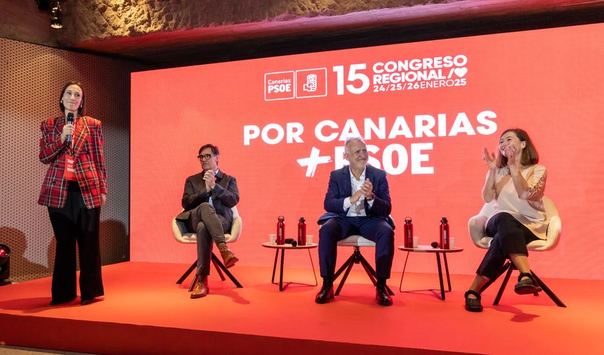 El ministro y líder canario Ángel Víctor Torres con su compañero Salvador Illa, presidente de la Generalitat