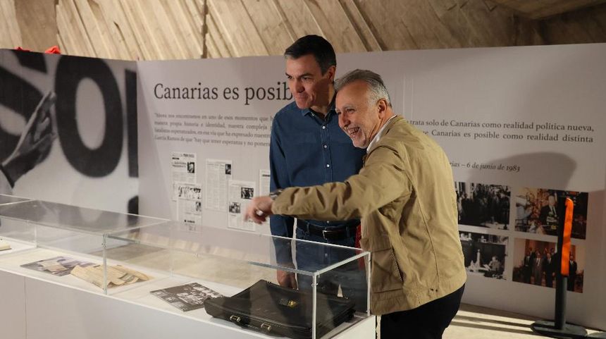 Torres feliz mostrando al líder de su partido los objetos de la exposición creada para el Congreso