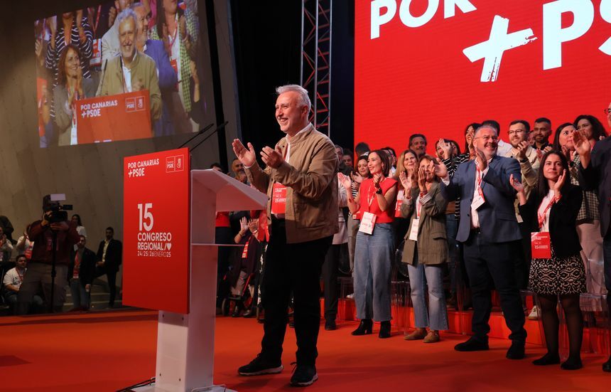 El ministro aplaudiendo a sus compañeros durante el anuncio oficial de su reelección