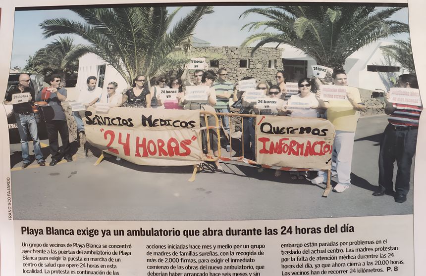 Vecinos de Playa Blanca reivindicando mejor Sanidad, protesta recogida en portada del diario Canarias 7 el 15 jun 2007