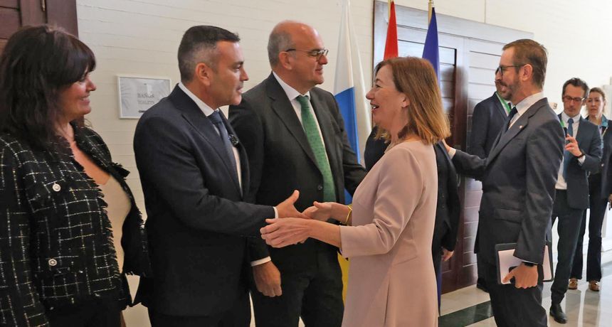 Oswaldo Betancort saludando a la presidenta del Congreso, Francina Armengol, y a su lado el vicepresidente del Senado, Javier Maroto.