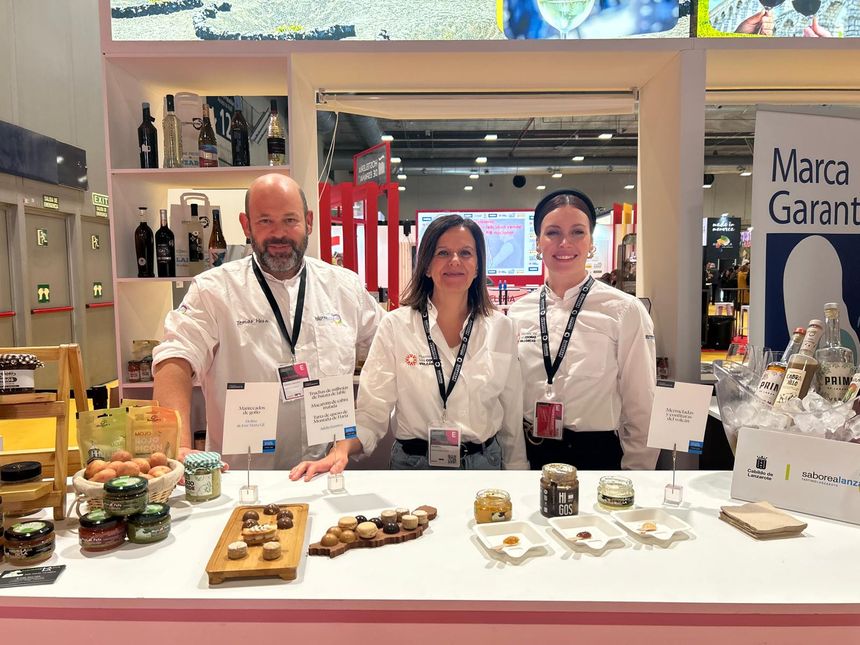 El puesto de Lanzarote estuvo atendido por estupendos profesionales que dieron a degustar los productos de la isla.