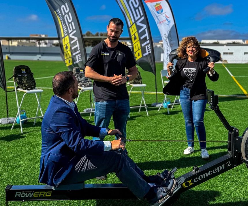 El alcalde de Arrecife, Yonathan de León, junto a la concejala de Deportes y Turismo, Eli Merino, tras la presentación de la The Fitness Race Arrecife, en el barrio de Altavista