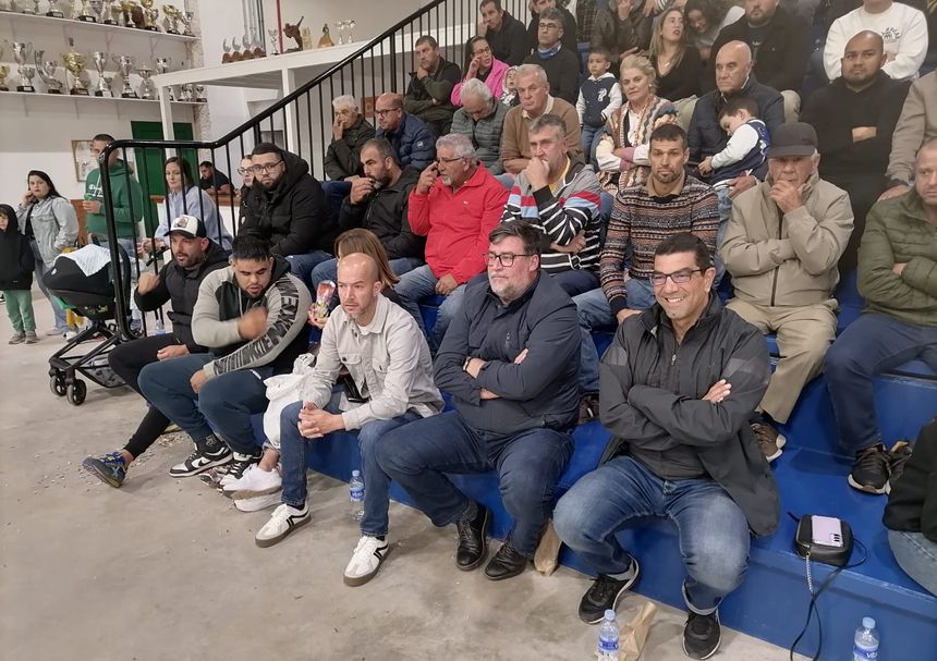 El alcalde de San Bartolomé, Isidro Pérez, y parte de su equipo no quisieron perderse la luchada