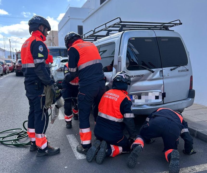 Los bomberos actuando sobre uno de los vehículos siniestrados