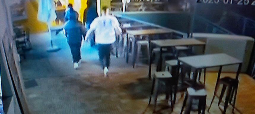 Aunque hay un solo detenido, en la trifulca participaron varias personas que fueron recogidas también por las cámaras de seguridad en el momento de la agresión