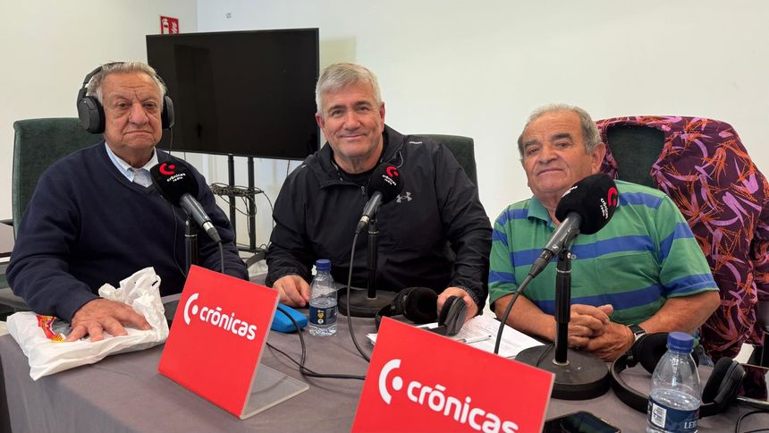 Juan Medina, Chalo Frías y Manuel Rodríguez en el taller de radio.