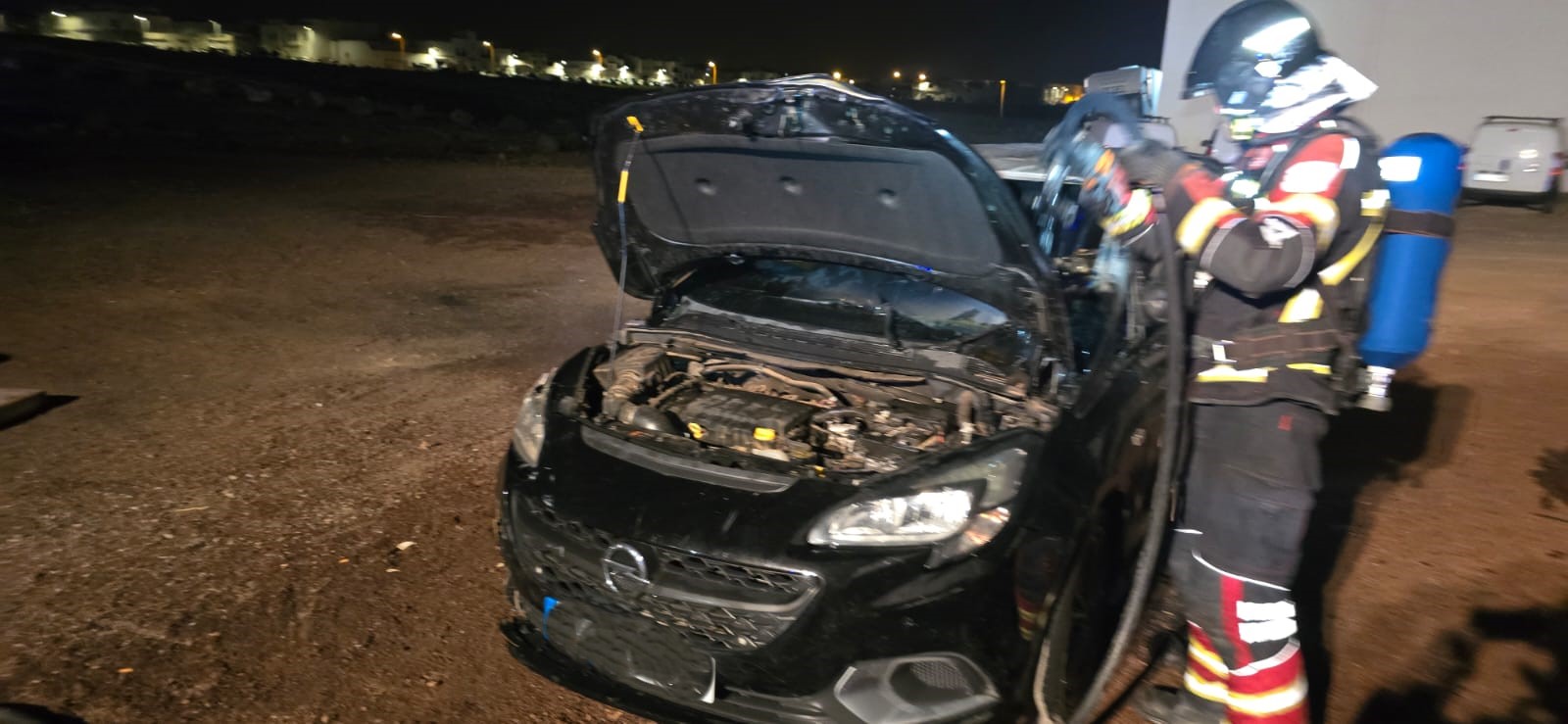 Estado en el que quedó el coche después de la actuación de los bomberos.