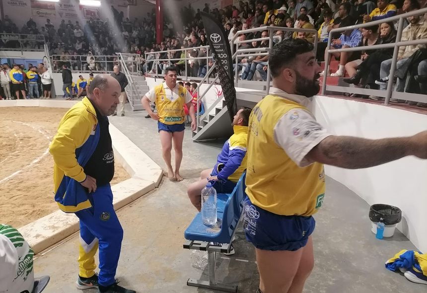 El puntal del Yaiza recibiendo la felicitación de los aficionados