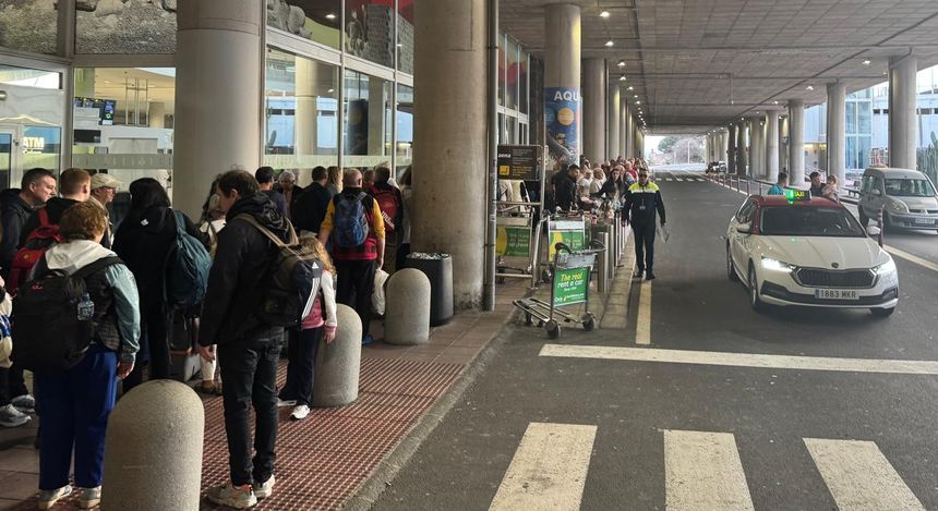 Un único taxi recoge a los pasajeros mientras cientos de personas hacen cola en una fila intermnable.