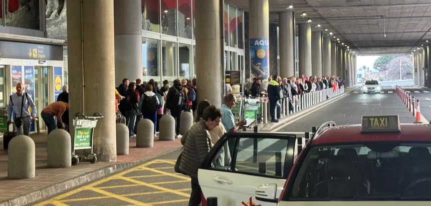 Imagen del aspecto que presentaba el aeropuerto este domingo por la tarde.
