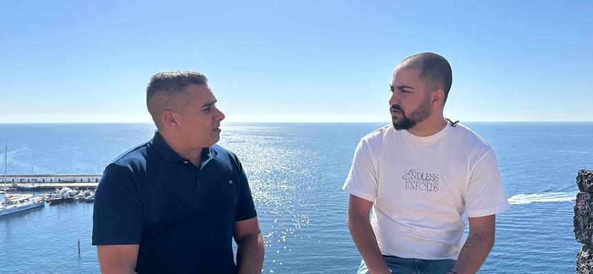 Yoné y Yonay conversan en el mirador de Puerto del Carmen