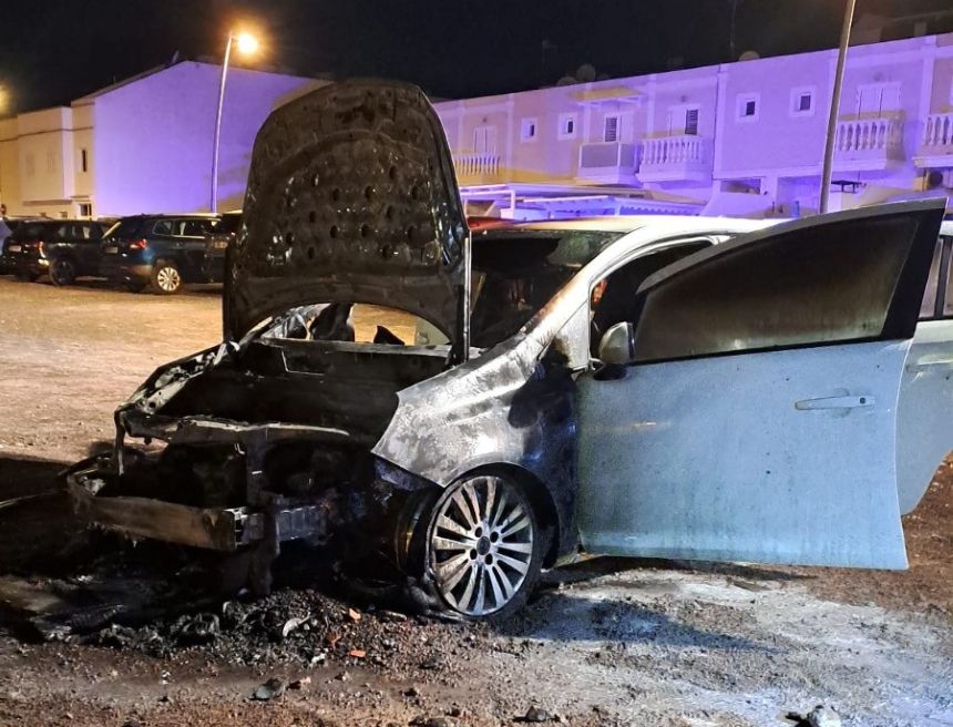 Estado en el que quedó el coche incendiado.