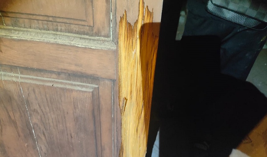 Los okupas, acusados de un delito de usurpación, forzaron la puerta de entrada a la vivienda.