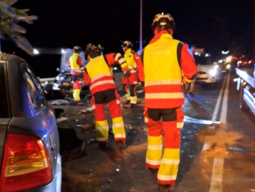 Momento de la actuación de los bomberos en la zona del siniestro