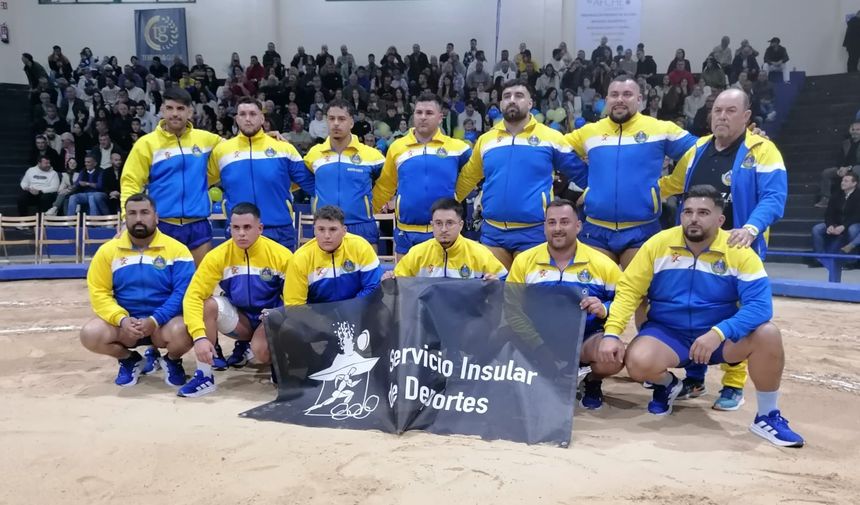 Alineación del equipo campeón antes de la luchada