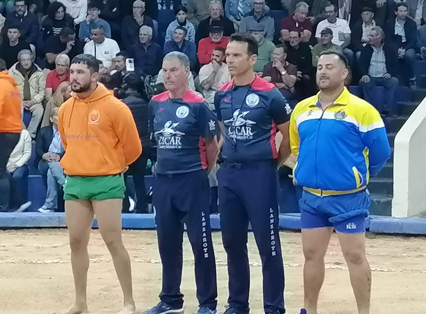 Los árbitros de la contienda, que hicieron una gran labor, con los capitanes