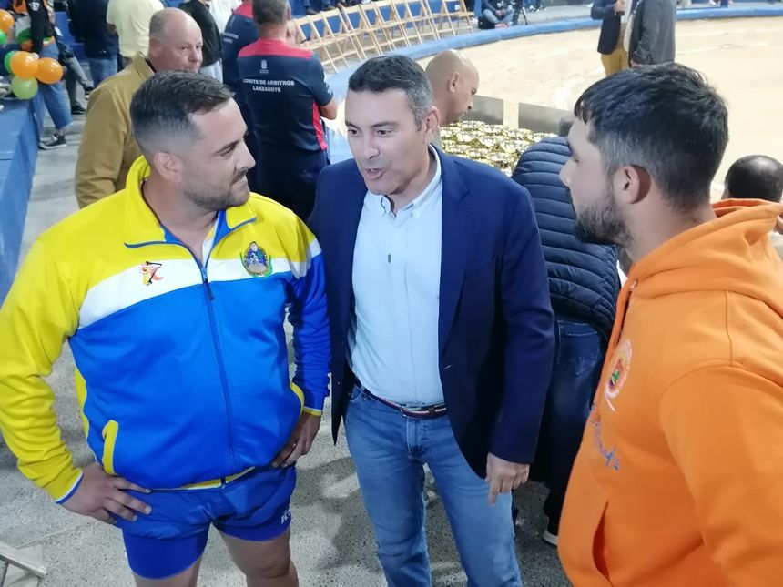 Oswaldo Betancort en la previa de la lucha hablando con los capitanes de los dos equipos
