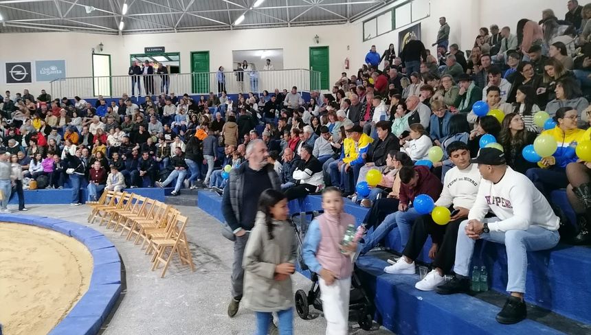 El público poco a poco fue llenando el terrero de Tinajo