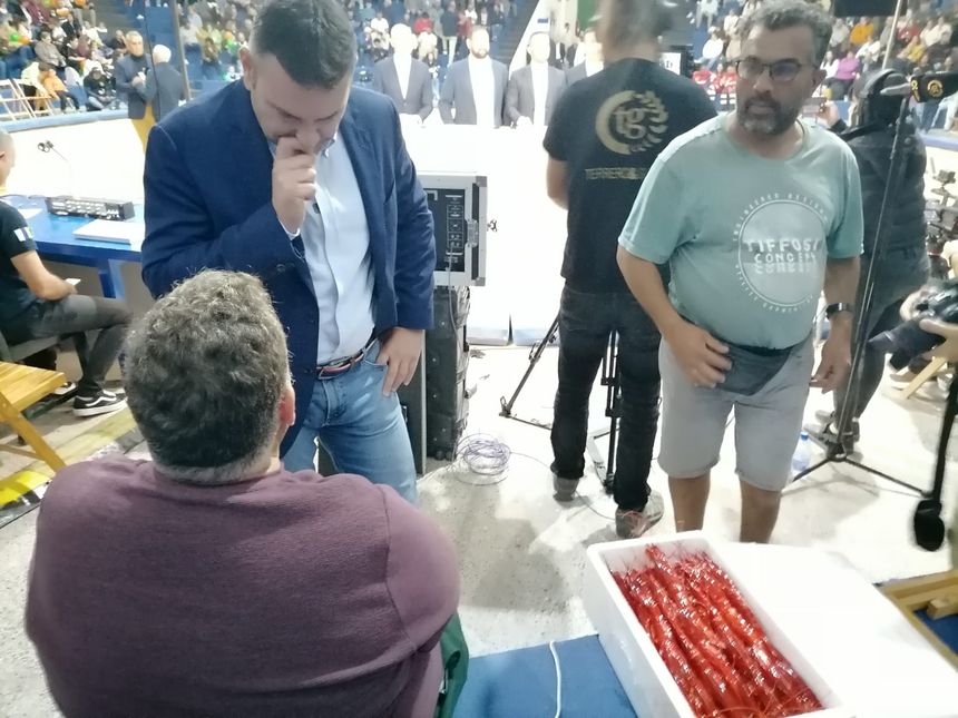 La familia Olivero de La Santa llevó dos cajas de carabineros para regalarlos al público asistente