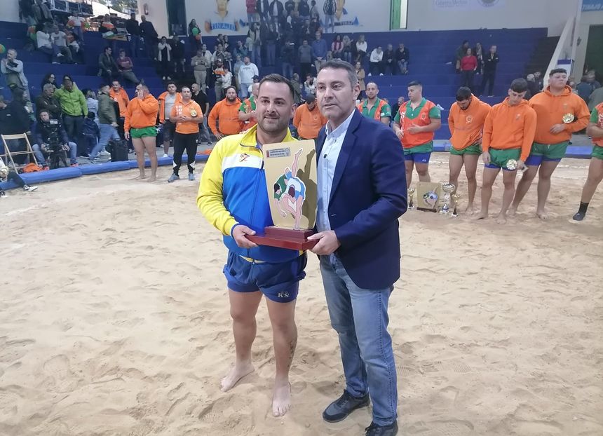 El presidente del Cabildo entregó el galardón al capitán del equipo campeón