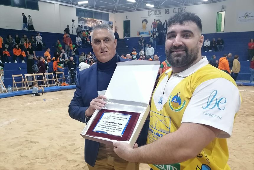 Nuestro compañero José Barrios con el gran dominador de la liga, el puntal del Yaiza