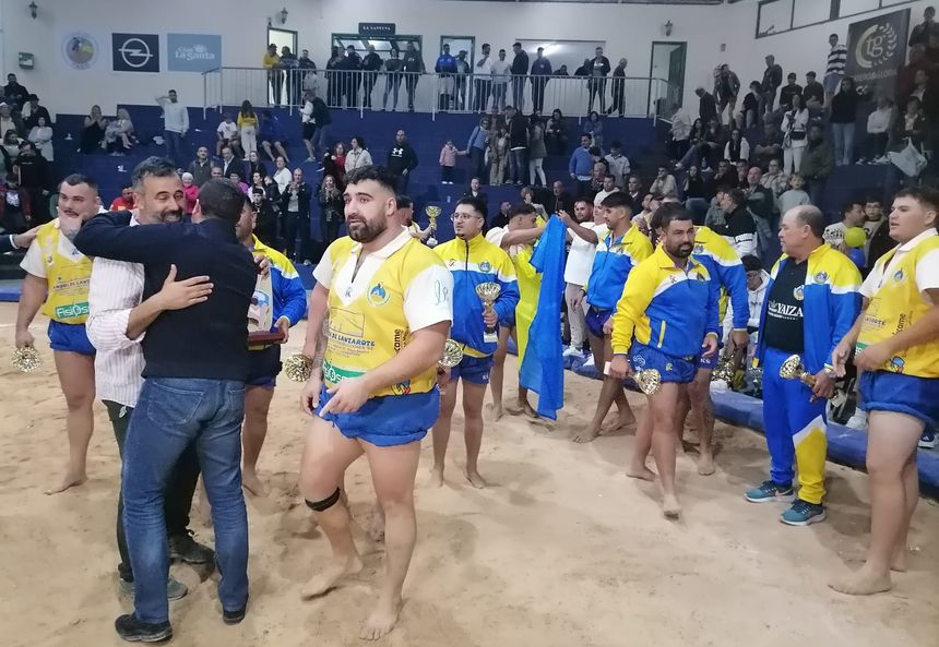 Los luchadores ya con sus trofeos celebrando el triunfo con su presidente, Emilio Machín