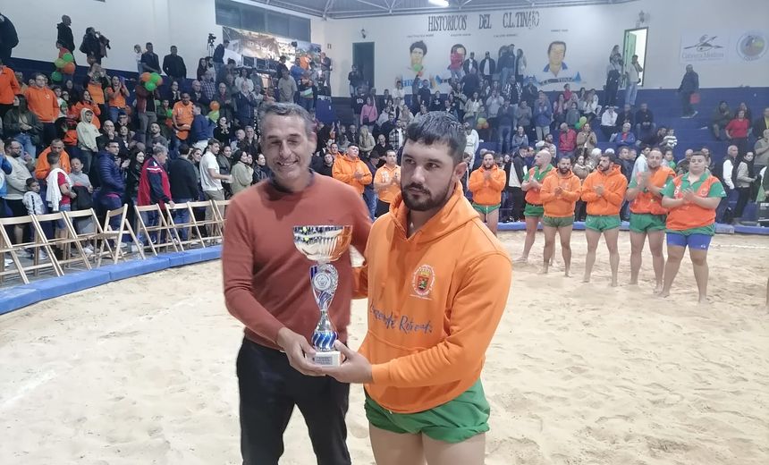 El alcalde de Haría entregando el trofeo de subcampeón al capitán del Norte