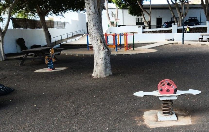 Limpieza del parque infatil de Haría (1)