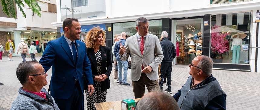 El vicepresidente del Gobierno de Canarias, Manuel Domínguez, y el alcalde de Arrecife, Yonathan de León, junto a la concejala de Comercio hoy en la calle Real