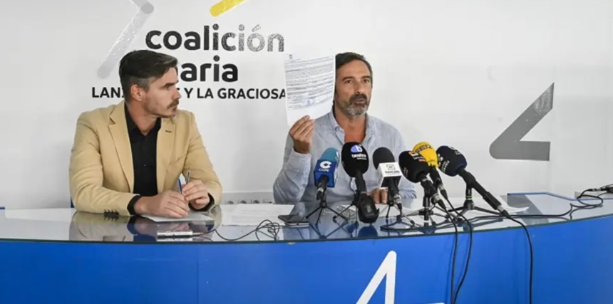 Pedro San Ginés con su abogado y compañero de partido David Monte hablando de otro de los procedimientos que también ha ganado.