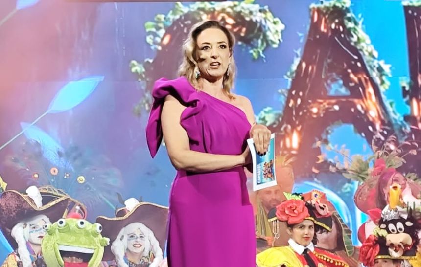 La presentadora del evento en la parte final del pregón