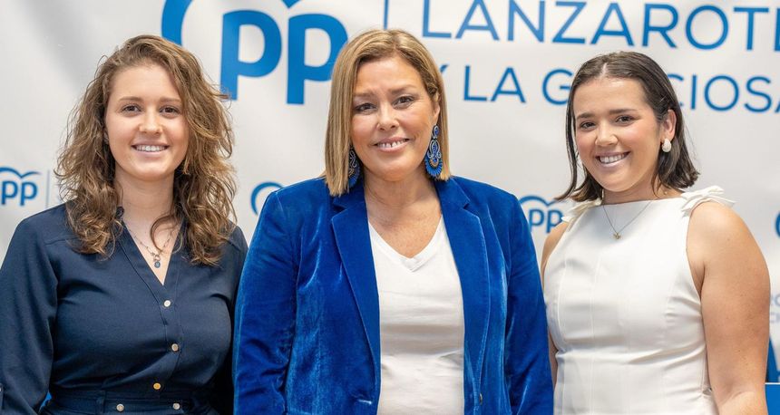 Astrid Pérez con las nuevas personas que estarán al frente de la parte juvenil de la formación en la Isla