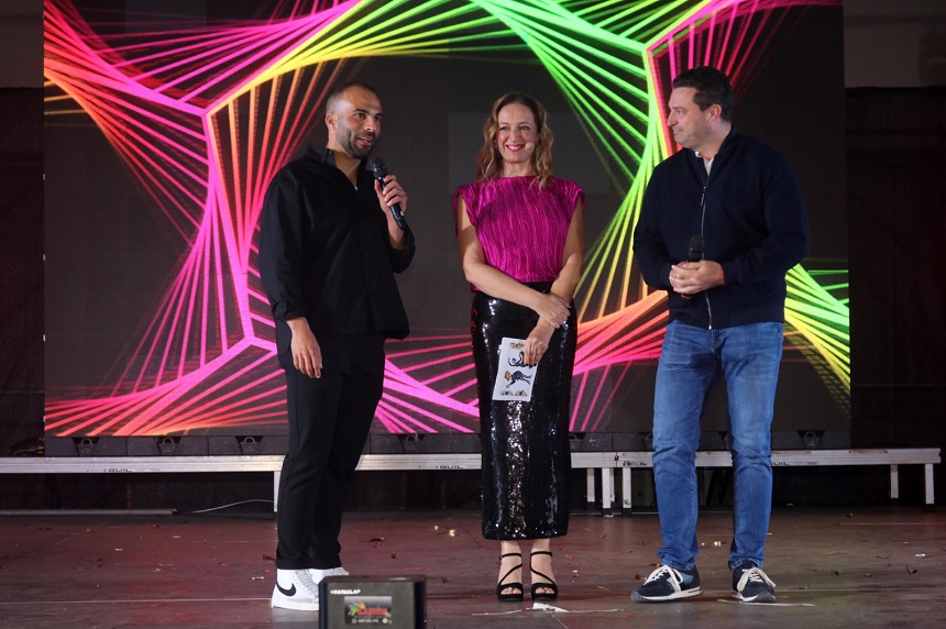 La periodista Laura San José junto al alcalde Óscar Noda y el concejal Daniel Medina.