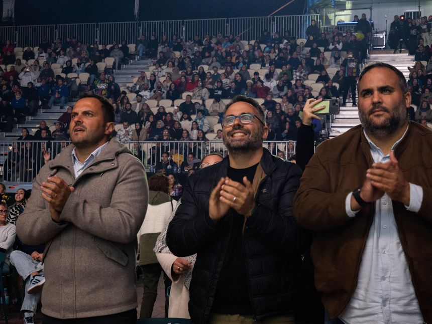 Yonathan de León, Echedey Eugenio y Samuel Martín delante de una grada llena de espectadores.
