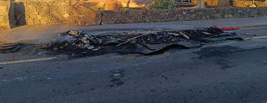 Estado en el que quedó la vía tras el incendio de los contenedores.