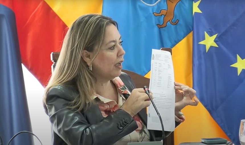 Dolores Corujo mostrando el documento a Oswaldo Betancort.