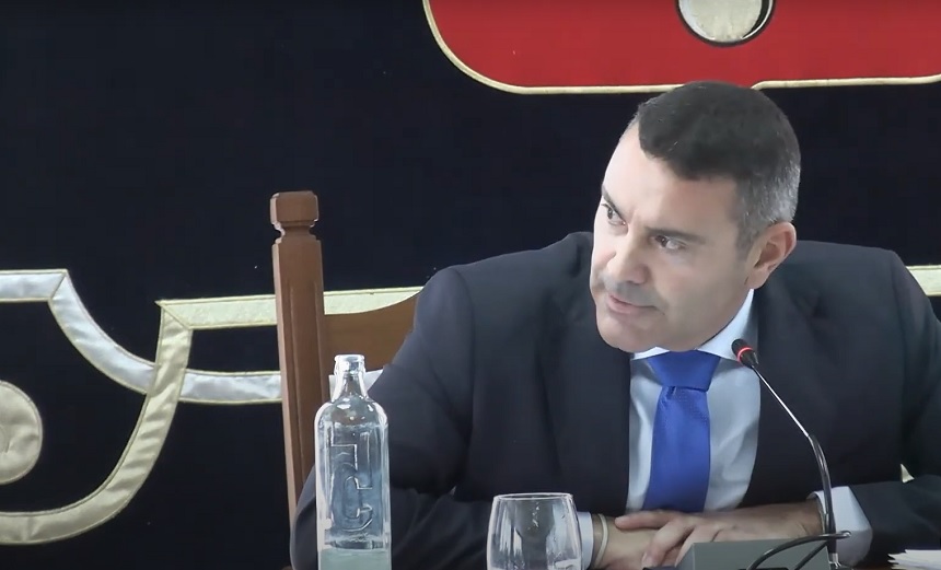 Betancort visiblemente enfadado en su respuesta a la socialista.