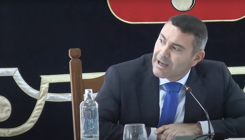 Oswaldo Betancort durante su respuesta a María Dolores Corujo.