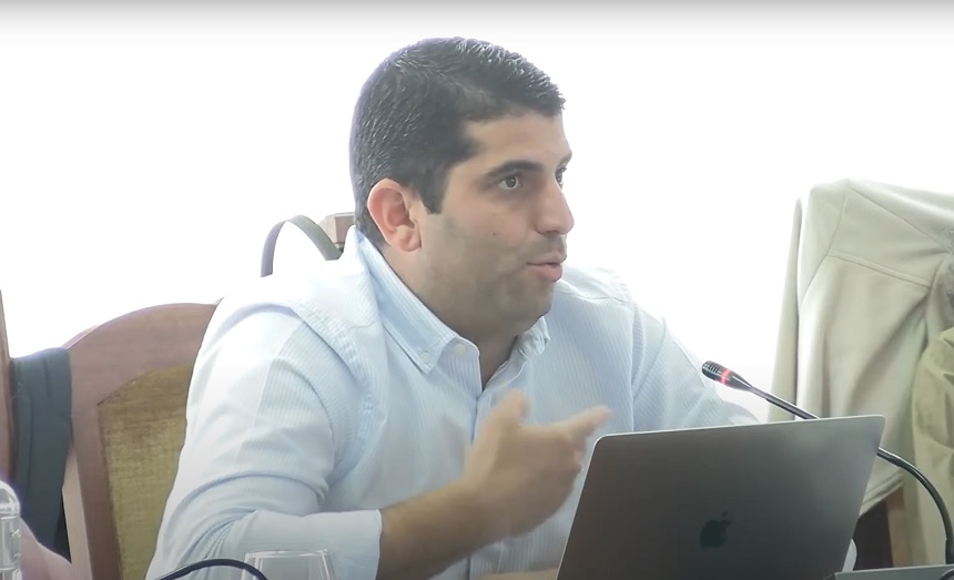Benjamin Perdomo durante el pleno del Cabildo.