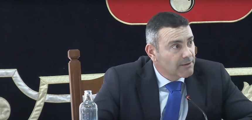 Oswaldo Betancort mirando a Jacobo Medina durante su muestra de apoyo.