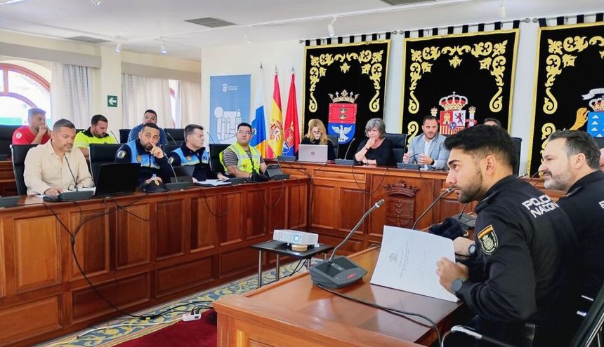 El alcalde de Arrecife durante la Junta de Seguridad del Ayuntamiento.