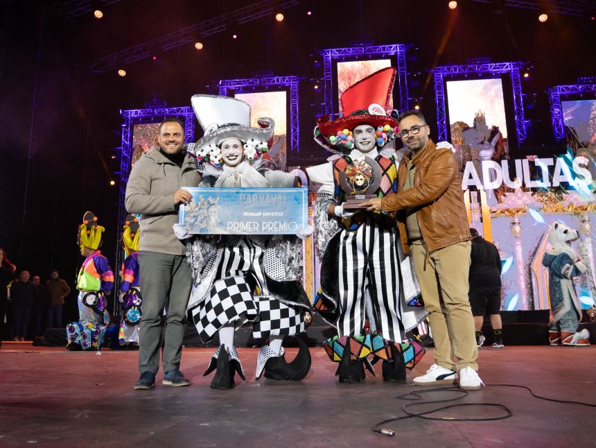 Los ganadores absolutos de esta edición con el alcalde y primer teniente de alcalde de Arrecife.