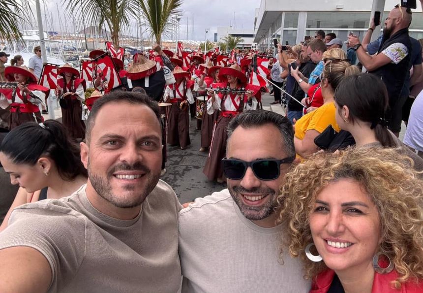 El alcalde de Arrecife, el concejal de Festejos y la concejal de Deportes disfrutaron también del arranque del carnaval compartiendo diversión con los turistas en el puerto deportivo