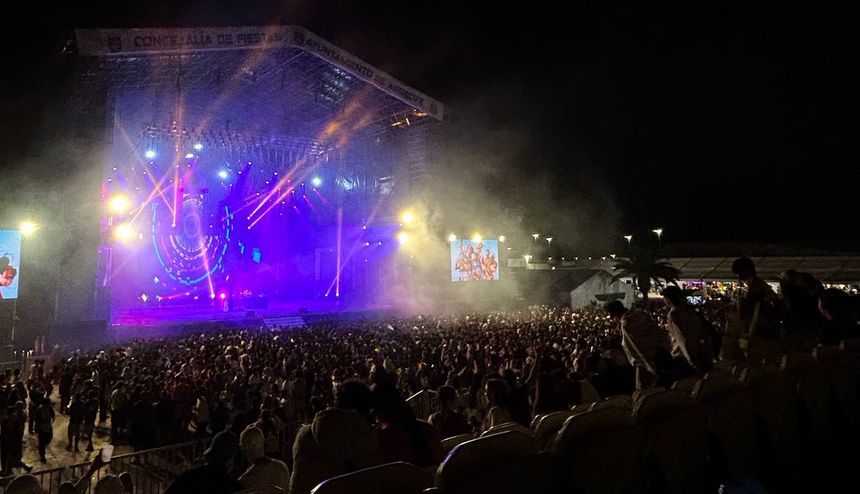 Miles de personas fueron llenando poco a poco las gradas y la pista de Agramar