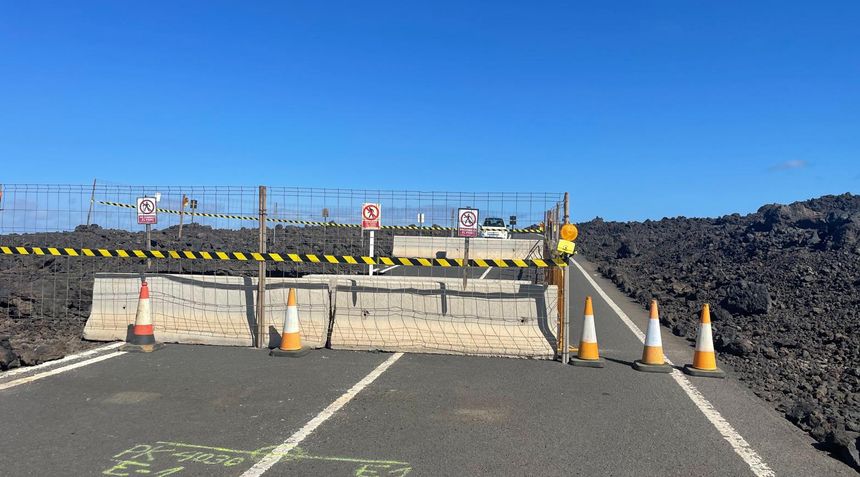 Barrera colocada por el servicio de carreteras del Cabildo para impedir el paso a todos los vehículos.