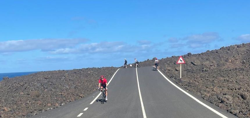Ciclistas por la zona prohibida.