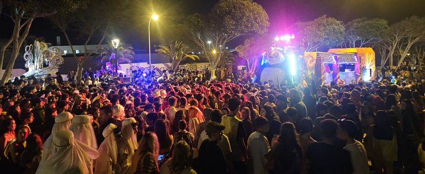 Miles de personas siguieron el paso de las carrozas