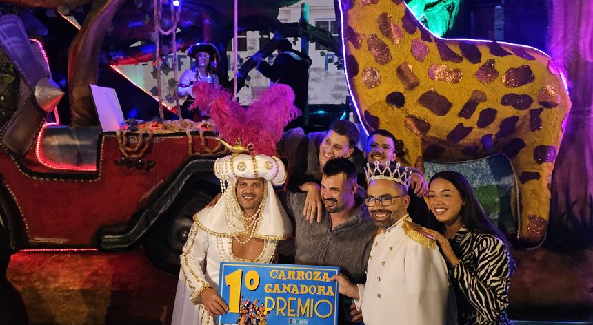 El alcalde de Arrecife y el concejal de Festejos con parte de los integrantes de la carroza ganadora